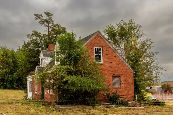 Abandoned Old Brick House Grassy Field — стоковое фото