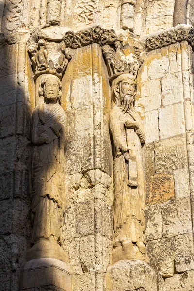 스페인 세고비아 마르틴 입구에 로마네스크 조각품들 — 스톡 사진