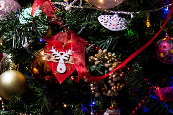 Різдвяна Ялинка Блискучими Іграшками Вогнями Прикрасами Взимку — стокове фото