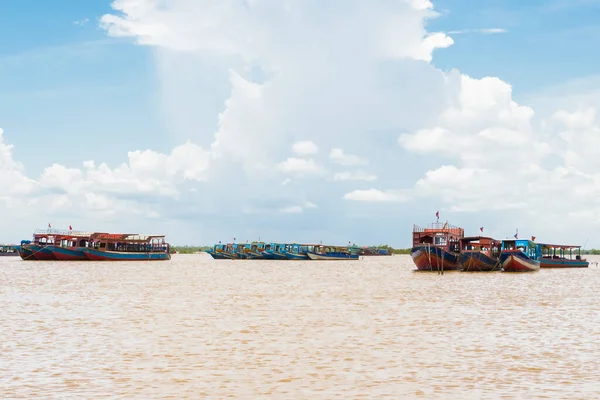 Kampong Phluk Cambodia August 2017 Long Boats Tied Together Anchored — 图库照片