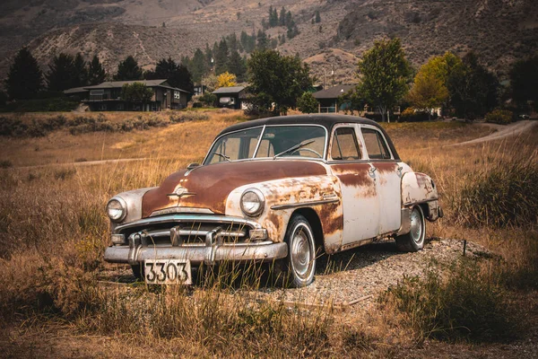 Vintage Abandoned Rusty Car Field Sunlight Countryside — Stockfoto