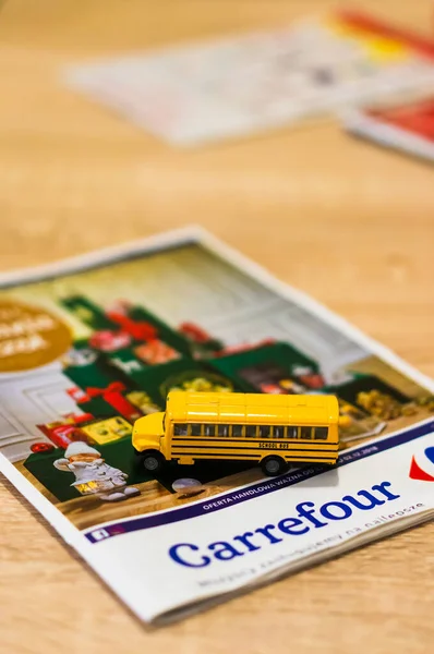 Poznan Polonia Novembre 2018 Autobus Siku Giallo Una Brochure Carrefour — Foto Stock