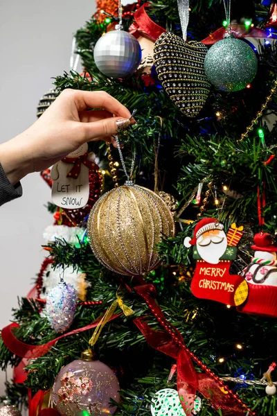 Female Hand Hanging Christmas Decoration Ornament Christmas Tree — Fotografia de Stock