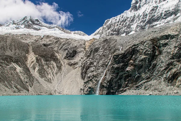 Beautiful View Lake Surrounded Rocky Mountains Huascaran National Park Huallin — Fotografia de Stock