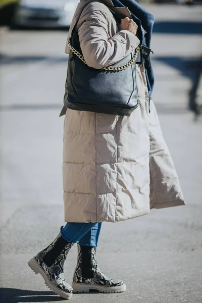 Вертикальний Знімок Жінки Йде Вулицю Модному Пальто Чоботи — стокове фото