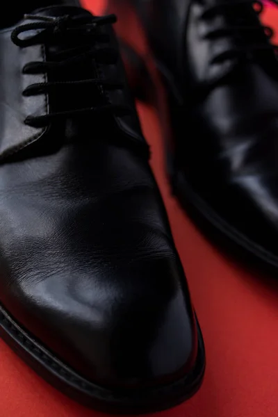 Ένα Κοντινό Πλάνο Ενός Κλασικού Μαύρου Παπουτσιού Στο Φωτεινό Κόκκινο — Φωτογραφία Αρχείου