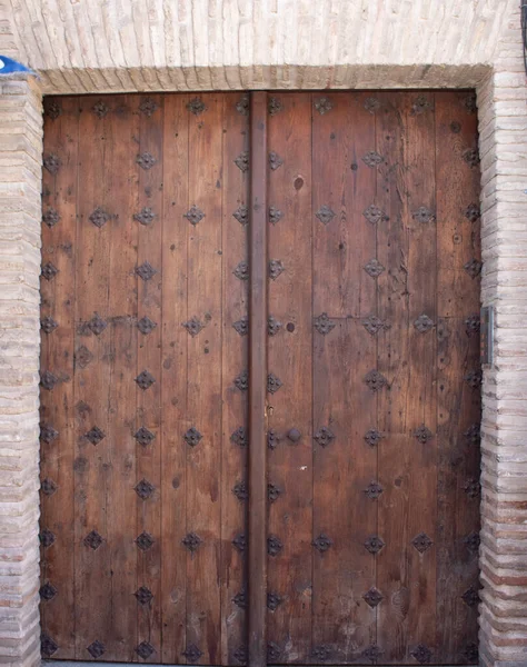 Closeup Old Traditional Brown Door Medieval Buildings Wall — Fotografia de Stock