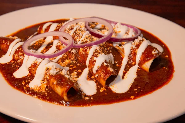 Closeup Shot Mexican Dish Topped Fresh Onions — Foto de Stock