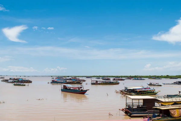 Kampong Phluk Cambodia Agosto 2017 Barcos Largos Atados Amarrados Cerca —  Fotos de Stock