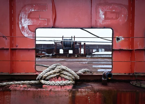 Mooring Rope Tied Metal Piling Metal Window Opening Dock — Fotografia de Stock