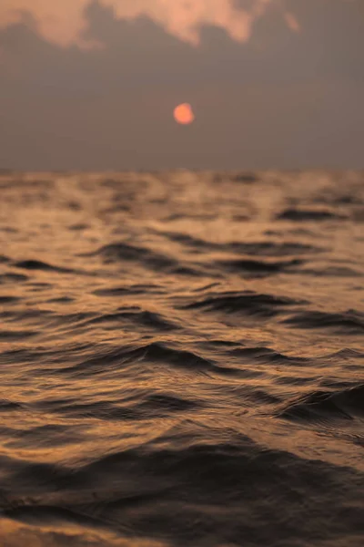 Vertical Shot Beautiful Sunset Sea Maldives — Φωτογραφία Αρχείου