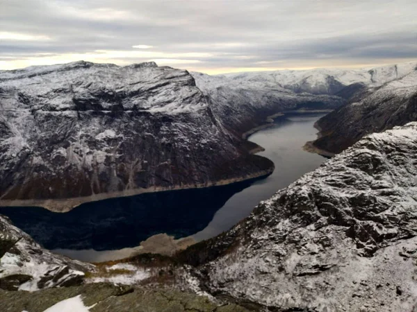 Beautiful Shot Mountains Covered Snow Reflecting River — Fotografia de Stock