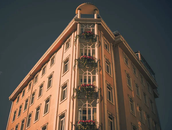 Low Angle Shot Beautiful Architectural Building Blue Sky — стоковое фото