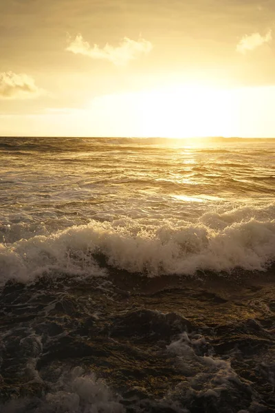 Vertical Shot Sunset Sea Shore Waves — Stockfoto