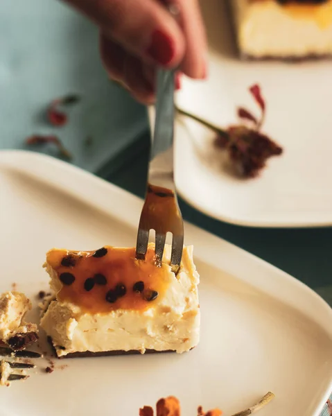 Delicious Cheesecake Glazed Honey White Plate Restaurant — Stockfoto