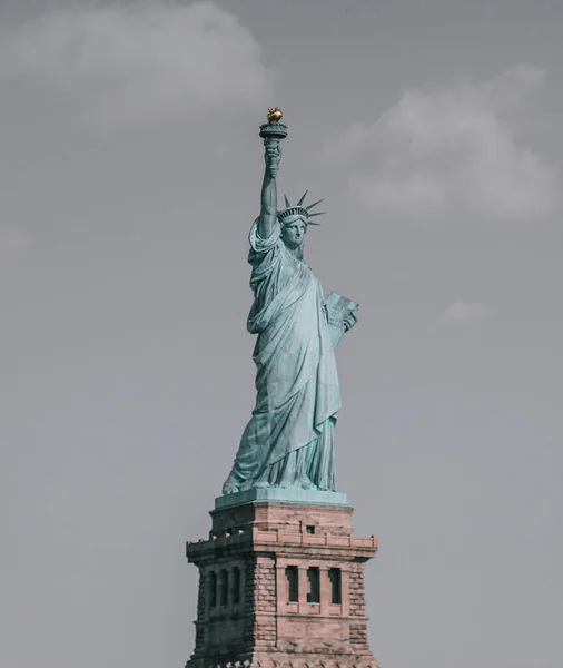 Vertical Shot Statue Liberty Standing Liberty Island Hudson River New — Fotografia de Stock