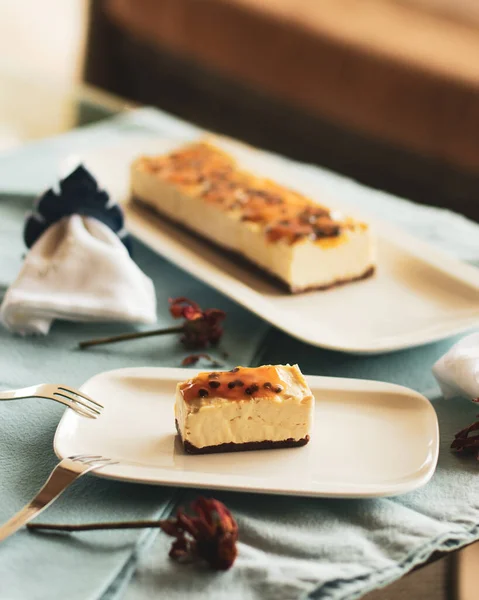 Delicious Cheesecake Glazed Honey White Plate Restaurant — Stock Photo, Image