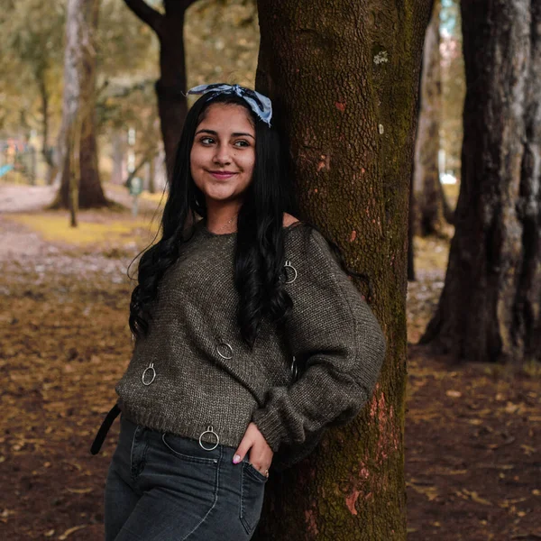 공원에서 나무에 기대어 스웨터를 콜롬비아의 — 스톡 사진