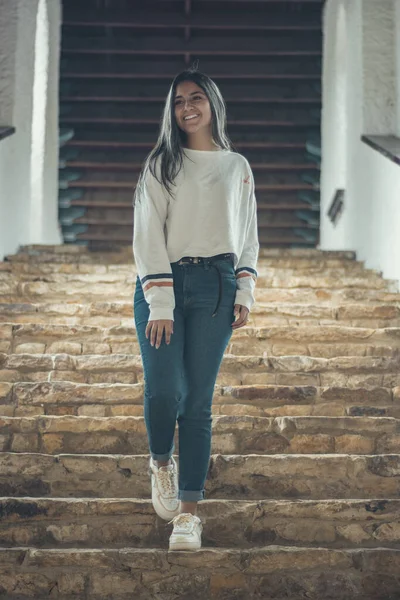 Eine Junge Attraktive Kolumbianerin Weißem Hemd Und Jeans Posiert Auf — Stockfoto