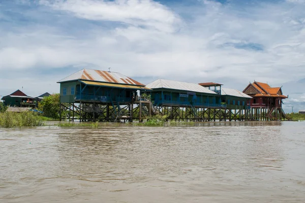 Kampong Phluk Cambodia 2017年8月13日 カンボジア シェムリアップ カンボジア アジアのカンポン湖の村のトンレサップ湖の水の上に建てられた木や金属の家や建物 — ストック写真