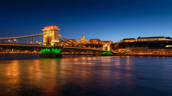 Scenic View National Tricolor Lighting Chain Bridge Budapest Hungary — Fotografia de Stock