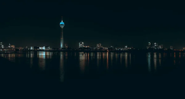 Krásný Výhled Řeku Rhein Pobřežními Budovami Světly Noci Německém Düsseldorfu — Stock fotografie