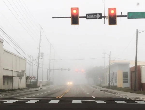 Вулиця Світлофорами Вказівками Напрямку Туманний День — стокове фото