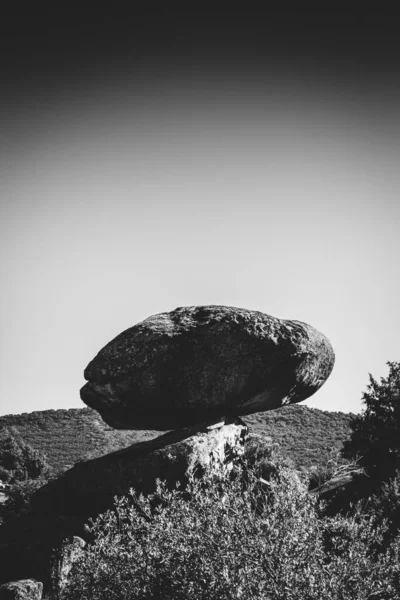 Grayscale Shot Huge Rock Hillside — Foto Stock