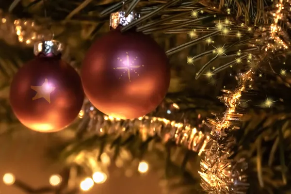 Zbliżenie Strzał Dekoracji Świątecznych Bajki Światła Błyszczące Kulki Świąteczne — Zdjęcie stockowe