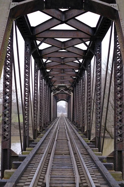 Perspective View Metal Railroad Bridge River — стоковое фото