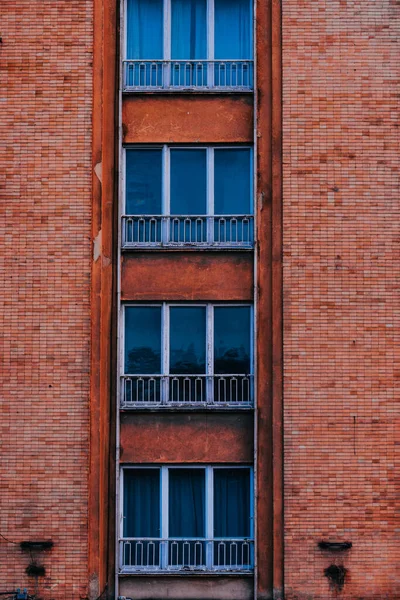 Vertikální Záběr Cihlové Budovy Městě Brasov Rumunsko — Stock fotografie