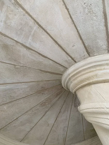 Pionowe Ujęcie Schodów Starego Budynku Marmurową Kolumną — Zdjęcie stockowe