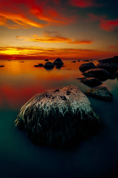 Mesmerizing View Sunset Coast Baltic Sea Lithuania Rocks Water — Stock fotografie