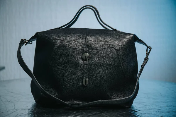 Primer Plano Hermoso Bolso Cuero Negro Con Correas —  Fotos de Stock