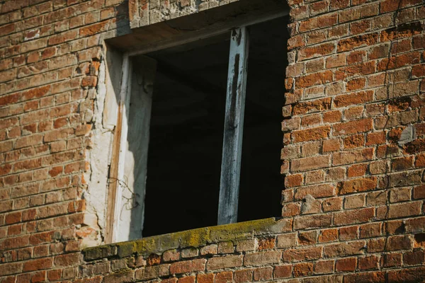Närbild Fönstret Övergiven Byggnad Med Tegelväggar — Stockfoto