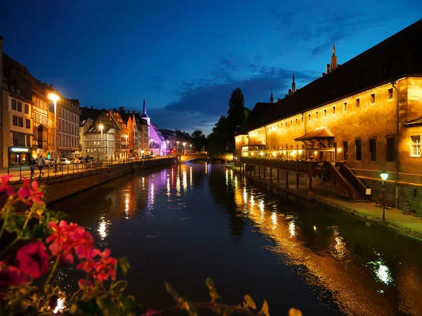 Strasburg Frankrike Jul 2021 Utsikt Över Vattenkanal Och Nattbelysning Strasbourg — Stockfoto