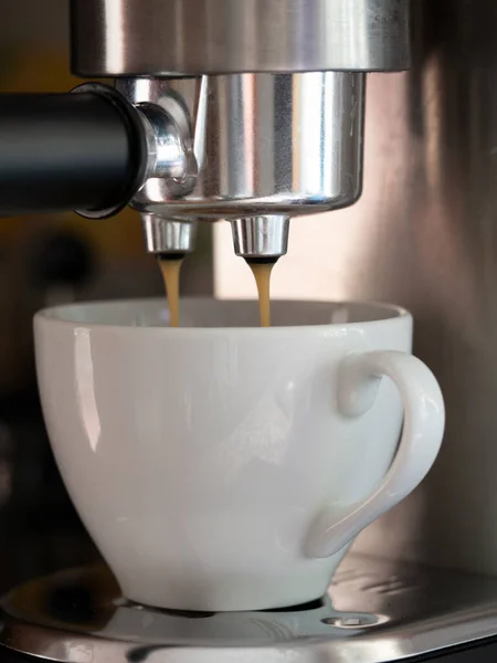 Vertical Shot Coffee Being Poured White Ceramic Cup Coffee Machine — Stock Fotó