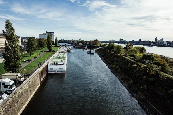 Cologne Duitsland Oct 2019 Een Schilderachtig Uitzicht Een Rivier Met — Stockfoto