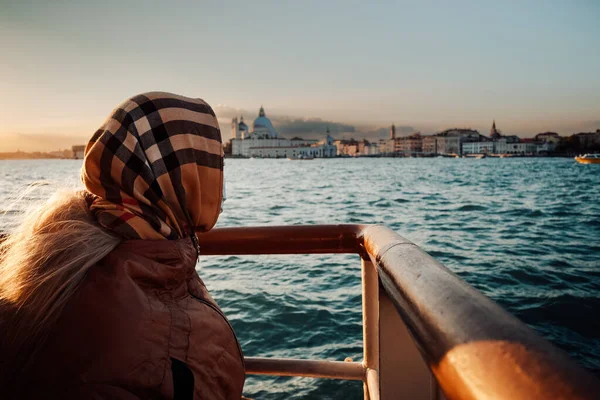 Una Signora Anziana Con Una Sciarpa Sulla Testa Piedi Punto — Foto Stock