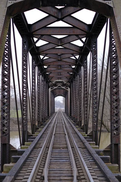 Perspective View Metal Railroad Bridge River — стоковое фото