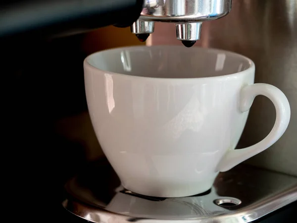 Close Shot Coffee Being Poured White Ceramic Cup Coffee Machine — Fotografia de Stock