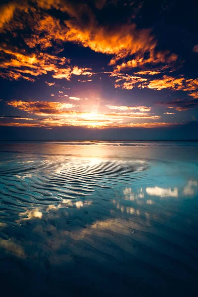 Μια Κάθετη Λήψη Ενός Όμορφου Ηλιοβασιλέματος Στις Ακτές Της Βαλτικής — Φωτογραφία Αρχείου
