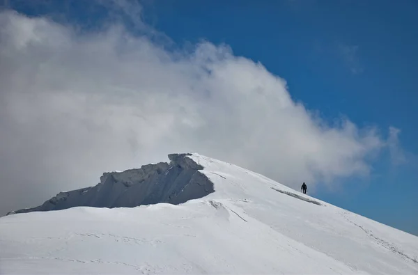 Beautiful Shot Snowy Mountain Cloudy Blue Sky — Photo