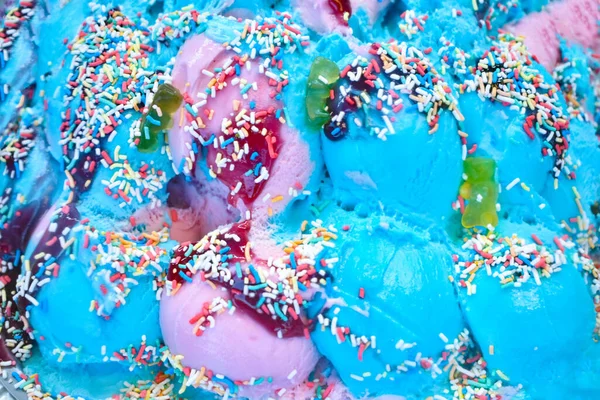 Cold Bubblegum Flavoured Blue Pink Icecream Gummy Bears Sprinkles — Stock Photo, Image