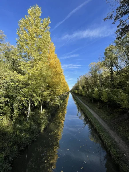 Pionowe Ujęcie Długiego Wąskiego Canal Ourcq Francji Jasny Letni Dzień — Zdjęcie stockowe