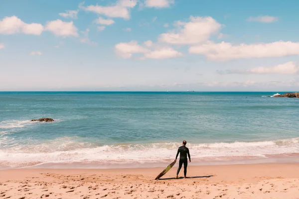 Surfer Standing Sandy Beach Looking Sea Sunny Din Portugal — Foto Stock
