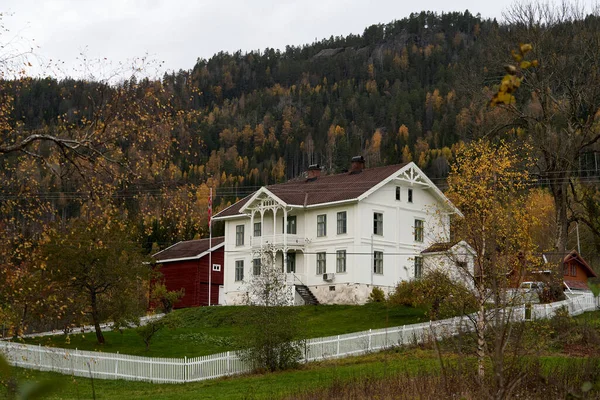 Noresund Norvegia Ottobre 2021 Una Casa Sulla Costa Del Lago — Foto Stock