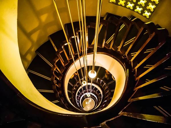 Винтажная Винтажная Лестница Светом — стоковое фото