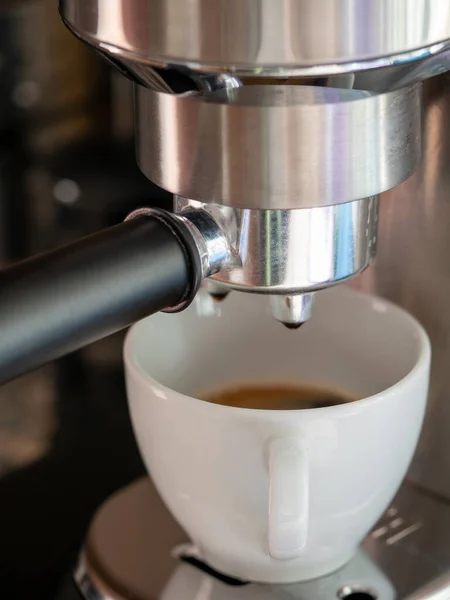 Close Shot Coffee Being Poured White Ceramic Cup Coffee Machine — Stock Fotó