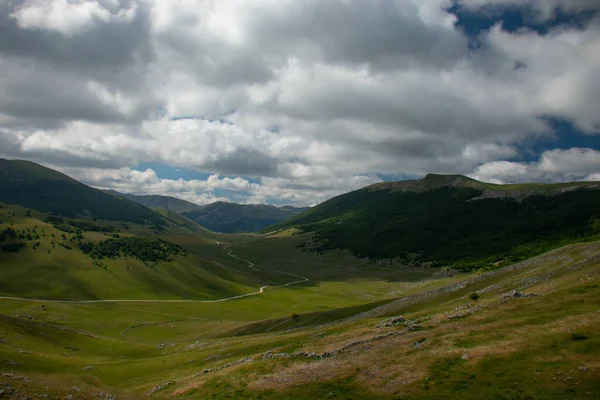 Прекрасний Знімок Зелених Гір Під Хмарним Небом — стокове фото
